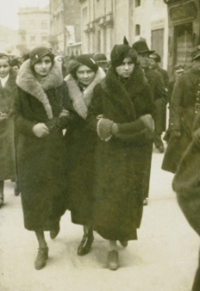 Przechodnie na Krakowskim Przedmieściu w Lublinie