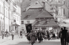 Kondukt pogrzebowy na rynku w Kazimierzu Dolnym