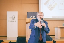 Krzysztof Stanowski, dyrektor Centrum Współpracy Międzynarodowej Urzędu Miasta Lublin, podczas podsumowania projektu Persecution Through Their EYES.