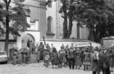 Kondukt pogrzebowy przy kościele farnym w Kazimierzu Dolnym