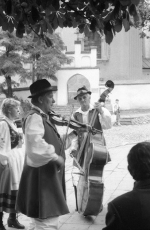 Muzycy ludowi na ulicy Zamkowej w Kazimierzu Dolnym