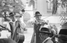 Muzycy ludowi na ulicy Zamkowej w Kazimierzu Dolnym