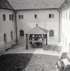 Studnia klasztoru oo. franciszkanów w Kazimierzu Dolnym