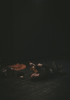 „W cieniu nienawiści rosną kwiaty” – przedstawienie szwedzkiego Teatru Albatross