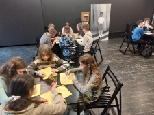 Uczniowie i uczennice podczas warsztatu "Listy do Henia"