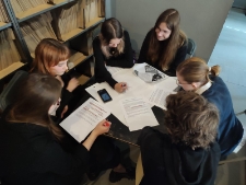 Młodzież podczas warsztatu edukacyjnego &bdquo;Doświadczenie wojny"