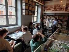Młodzież podczas warsztatu edukacyjnego &bdquo;Doświadczenie wojny"