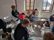 Izabela Czumak prowadzi warsztat edukacyjny &bdquo;Doświadczenie wojny"