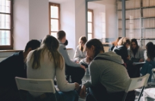 Młodzież podczas warsztatu edukacyjnego &bdquo;Doświadczenie wojny"