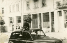 Michał Hochman na dachu taksówki Mońka Wajsbroda