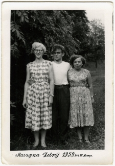 Wanda Bzymek z przyjaci&oacute;łmi