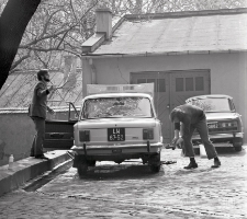 Fiat 125 na podwórzu przy ulicy Wyszyńskiego w Lublinie