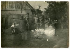 Kobiety z dziećmi na wiejskim podw&oacute;rku