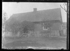 Dom na wsi kryty gontem