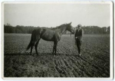 Chłopiec pozujący do fotografii z koniem