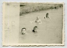 Dzieci kąpiące się w jednym z Modliborzyckich staw&oacute;w