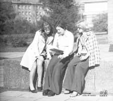 Studentki na placu M.C. Skłodowskiej w Lublinie