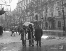 Przechodnie na Krakowskim Przedmieściu w Lublinie