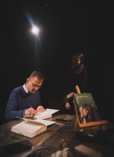 Spotkanie wok&oacute;ł książki Piotra M. Majewskiego "Brzydkie słowo na &bdquo;k&rdquo;. Rzecz o kolaboracji"