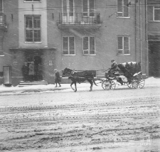 Dorożka na alei J&oacute;zefa Piłsudskiego w Lublinie (al. Świerczewskiego)