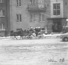 Dorożka na alei Józefa Piłsudskiego w Lublinie (al. Świerczewskiego)