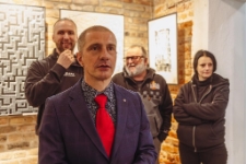 Amadeusz Popek podczas otwarcia wystawy Graphic Games w Galerii Domu Słów