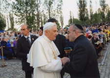 Spotkanie ks. Romualda Jakuba Wekslera-Waszkinela z papieżem Benedyktem XVI na terenie Muzeum Auschwitz-Birkenau