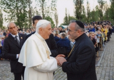 Spotkanie ks. Romualda Jakuba Wekslera-Waszkinela z papieżem Benedyktem XVI na terenie Muzeum Auschwitz-Birkenau