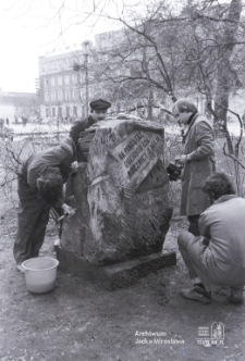 Wzniesienie pomnika Konstytucji 3 maja na placu Litewskim w Lublinie