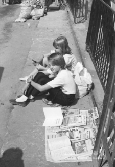 Dzieci sprzedające książki na Nowym Placu Targowym w Lublinie