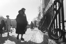 Przechodnie na Krakowskim Przedmieściu w Lublinie (Krakowskie Przedmieście 41)