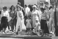 Przechodnie na Krakowskim Przedmieściu w Lublinie