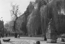 Hotel Lublinianka (gmach Kasy Przemysłowców Lubelskich) – Pomnik Konstytucji 3 Maja w Lublinie