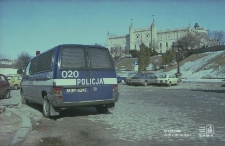 Radiowóz na placu Zamkowym w Lublinie