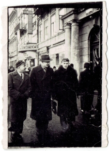 Studenci KUL przy gmachu Poczty Gł&oacute;wnej na Krakowskim Przedmieściu w Lublinie