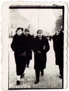 Przechodnie na Krakowskim Przedmieściu w Lublinie (na wysokości placu Litewskiego)