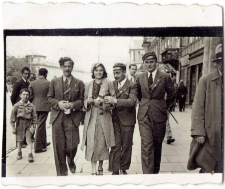 Przechodnie na Krakowskim Przedmieściu w Lublinie (na wysokości Poczty Gł&oacute;wnej)