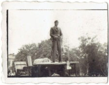 Student KUL na dachu ciężar&oacute;wki PCK na placu Litewskim w Lublinie