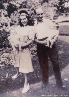 Bertha (Bella) i Icek Moszek (Isaac Morris) Kichelmacherowie (Kay) z bliźniętami Lucienne i Henrim Marcelem