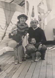 Bertha (Bella) i Icek Moszek (Isaac Morris) Kichelmacherowie (Kay) z bliźniętami Lucienne i Henrim Marcelem