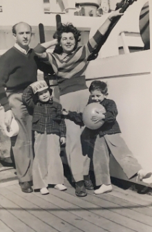 Bertha (Bella) i Icek Moszek (Isaac Morris) Kichelmacherowie (Kay) z bliźniętami Lucienne i Henrim Marcelem