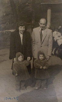 Bertha (Bella) i Icek Moszek (Isaac Morris) Kichelmacherowie (Kay) z bliźniętami Lucienne i Henrim Marcelem