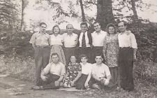 Icek Moszek Kichelmacher (Isaac Morris Kay) with his friends