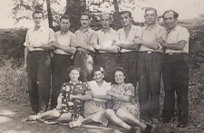 Icek Moszek Kichelmacher (Isaac Morris Kay) z grupą przyjaci&oacute;ł