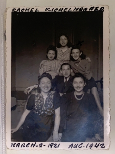 Ruchla (Rachel) Kichelmacher z przyjaciółmi