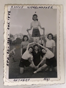 Złata (Lotty) Kichelmacher z grupą przyjaciółek