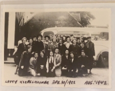 Złata (Lotty) Kichelmacher z grupą kobiet