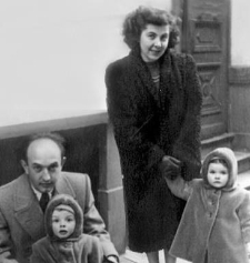 Bertha (Bella) i Icek Moszek (Isaac Morris) Kichelmacherowie (Kay) z bliźniętami Lucienne i Henrim Marcelem