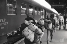 Podr&oacute;żni na peronie Dworca Gł&oacute;wnego PKP w Lublinie