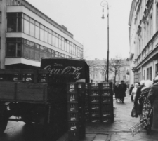 Dostawa Coca-Coli na ulicy Kapucyńskiej w Lublinie